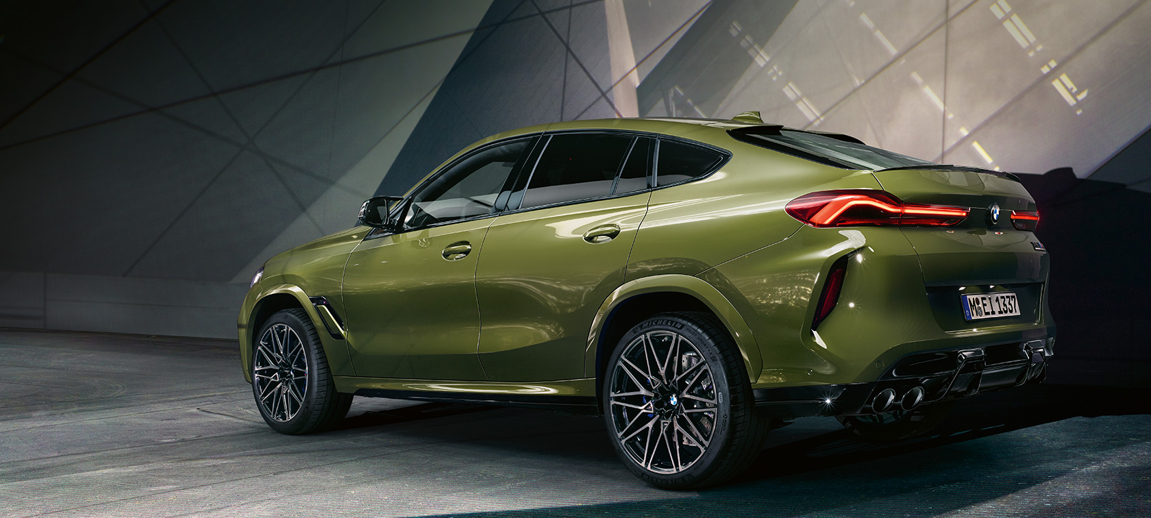 BMW X6 M Competition F96 2020 BMW Individual Special Paint Urban Green three-quarter rear view